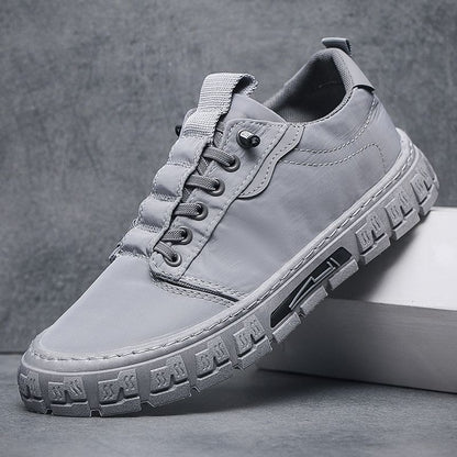 Zbliżenie na bieżnik i podeszwę sneakersów Highland ELARA